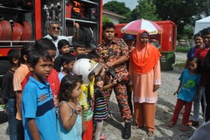 KANAK-kanak tidak melepaskan peluang melihat dengan lebih dekat caracara menggunakan hos air pasukan Bomba dan Penyelamat yang turut serta dalam Majlis Gotong-royong bersama penduduk Bukit Gedung di perkarangan Surau Al-Ubudiyah baru-baru ini. Turut kelihatan adalah Abdul Malik Abul Kassim (barisan belakang, berkaca mata).