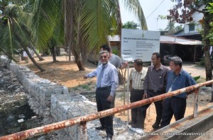 ABDUL Malik Abul Kassim (depan sekali) menunjukkan sangkar batu sepanjang 170 meter yang siap dipasang di Sungai Nipah di sini baru-baru ini.