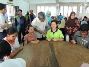 ABDUL Malik Abul Kassim (depan, lima dari kanan) beramah mesra dengan salah seorang penghuni St. Nicholas’ Home ketika kunjungan bagi menyampaikan sumbangan duit raya di sini baru-baru ini