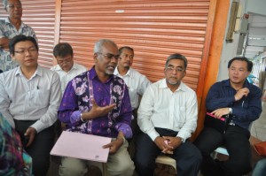 MOHAMED Hussain Mohd. Sheriff (empat dari kanan) menceritakan permasalahan para penjaja Kompleks Medan Renong, Padang Kota Lama kepada Abdul Malik Abul Kassim (dua dari kanan) pada sesi dialog khas yang diadakan di sini baru-baru ini.