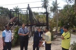 MANSOR Othman (dua dari kanan) menyampaikan sumbangan kepada Abdul Malik (kanan sekali) selepas rumahnya hangus dalam kejadian kebakaran di Kampung Kubang Ulu, Mukim 20, Penanti di sini baru-baru ini.
