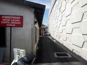 LORONG alternatif ke Kampung Simpang Tiga Kubang Ulu di sini yang berlebaran kira-kira enam kaki dihitung cukup untuk laluan sebuah kereta sahaja.