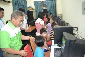 MANSOR Othman (kiri sekali) ceria melihat aksi kanak-kanak generasi muda yang teruja mendapatkan maklumat menerusi internet di Perkampungan Sungai Lembu yang dibekalkan dengan kemudahan WiFi percuma di sini baru-baru ini.