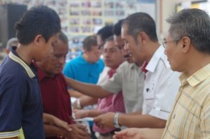 MANSOR Othman (kanan sekali) menyampaikan sumbangan kepada mangsa-mangsa ribut di Pinang Tunggal di sini barubaru ini.