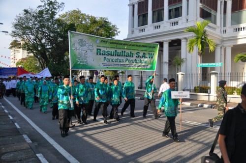 KONTINJEN Perbadanan Bekalan Air Negeri Pulau Pinang turut serta dalam perarakan sempena Sambutan Maulidur Rasul 1433H Peringkat Negeri di sini.