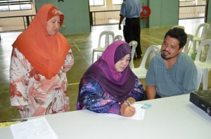 PARA peserta sedang mengisi borang PTSR hasil inisiatif Kerajaan Negeri bagi membantu peniaga-peniaga kecil tempatan.