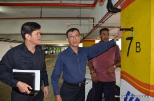YEOH Kim Bock (tengah) menunjukkan cara pengawal keselamatan membuat tandaan meronda sambil diperhatikan Ong Ah Teong (kiri sekali) ketika mengadakan lawatan ke parkir pusat membeli-belah Plaza Gurney di sini baru-baru ini.