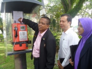 MUHAMMAD Sabri (kiri sekali) melekatkan notis amaran di pondok telefon awam sambil diperhatikan Ramlah Bee Asiahoo (kanan sekali) pada majlis sidang media di Padang Kota Lama di sini barubaru ini.