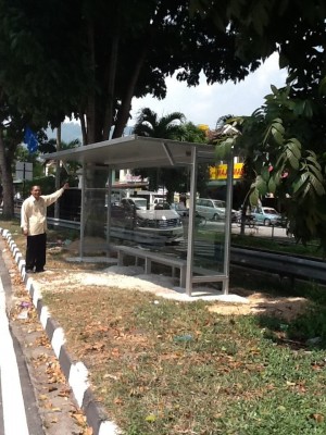 MOHD. Taufik Sulong melawat hentian bas yang masih dalam fasa terakhir penambahbaikan di Taman Sri Indah di sini baru-baru ini.