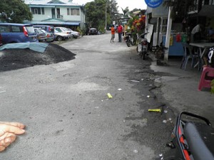 KEADAAN jalan yang tidak sekata dan berlubang membahayakan pengguna. JALAN bertar di Kampung Nelayan, Sungai Batu yang telah siap diturap.