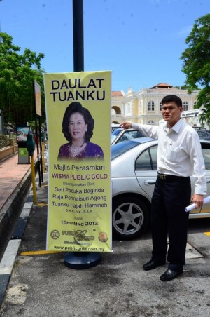 ONG Ah Teong menunjukkan banting Permaisuri Agong yang dipasang tanpa mematuhi proktokol Diraja oleh sebuah syarikat swasta di sini baru-baru ini.