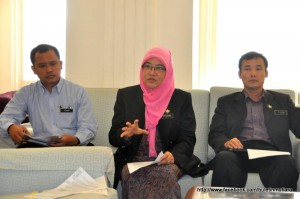 AR. Patahiyah Ismail (tengah) bersama Pengarah Bangunan MPPP, Ar. Yew Tung Seang (kanan) dan Penolong Pengarah Penguatkuasa MPPP, Azman Sirun (kiri) pada satu sidang akhbar mengumumkan Majlis Pelancaran Astaka Bukit Bendera di sini baru-baru ini.