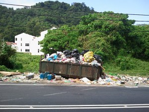 LONGGOKAN sampah yang tidak diangkut melebihi dua hari di Taman Sahabat menuju Gertak Sanggul di sini.