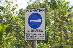 PAPAN tanda yang dipasang sebagai makluman umum penukaran aliran laluan menjelang waktu puncak di Jalan Ibbetson dan Jalan Grove Air Itam di sini baru-baru ini.