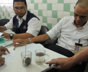 DUA pegawai pemeriksa memerhatikan serbuk teh yang digunakan oleh sebuah restoran dalam operasi bersepadu MPPP dan Jabatan Kesihatan Negeri.