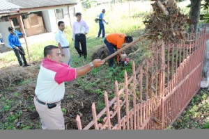 P E G A W A I MPSP sedang membersihkan k a w a s a n perumahan yang dipenuhi semak samun di sini barubaru ini