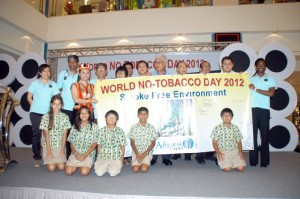 PHEE Boon Poh (lima dari kanan) bersama-sama sukarelawan mempamerkan kain rentang k e m p e n Hari Tanpa T e m b a k a u Sedunia 2012 di sini baru-baru in