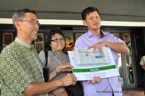 ONG Ah Teong (kanan sekali) dan Mohd. Rashid Hasnon (kiri sekali) menunjukkan keratan akhbar aduan awam serta notis pemberitahuan halal yang dirampas dari sebuah kopitiam sambil ditemani Lim Siew Khim di sini baru-baru ini.