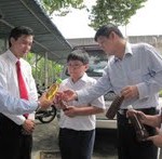 WAKIL daripada SBM menerangkan kepada Ong Ah Tiong (dua dari kanan), guru besar dan pelajar mengenai Program Kitar Semula Minyak Masak Terpakai di sini baru-baru ini.  