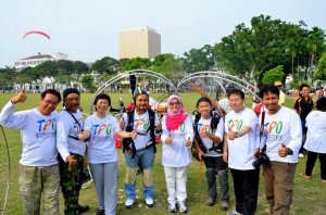 AR. Patahiyah Ismail (empat dari kanan), Lydia Ong Kok Fooi (tiga dari kiri) dan Sun Jae Park (dua dari kanan) bergambar kenangan bersama-sama juruterbang paramotor yang membuat persembahan khas di sini baru-baru ini.