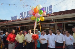 KETUA Menteri (depan, empat dari kiri) bersama Patahiyah Ismail (tengah, bertudung) dan Chow Kon Yeow (empat dari kanan) melepaskan belon simbolik Perasmian Pasar Pulau Tikus di sini baru-baru ini