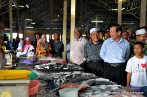 LIM Hock Seng (tiga dari kanan) bersama para pegawai yang turut serta pada sesi lawatan ke Pasar Awam Tasek Gelugor