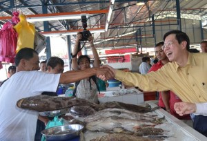 KETUA Menteri berjabat tangan dengan salah seorang peniaga ikan di Pasar Lebuh Cecil yang telah siap dinaiktaraf.