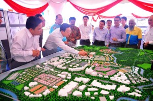 KETUA Menteri menunjukkan replika pelan kawasan perumahan mampu milik, Bandar Cassia, Batu Kawan yang bakal dibina di sini.