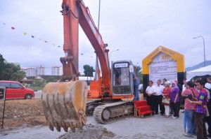 KETUA Menteri menggunakan jengkaut sebagai simbolik merasmikan Majlis Pecah Tanah Projek Pelebaran dan Menaiktaraf Jalan serta Jambatan di Jalan Song Ban Kheng di sini baru-baru ini.