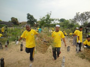 ROSIDI Hussain (depan, kanan sekali) bersama salah seorang peserta program mengangkat sampah bersempena penganjuran Program Gotong-royong Perdana Kariah Masjid Kuala Muda dan Program Anak Angkat (mahasiswa/mahasiswi Pulau Pinang) baru-baru ini.  