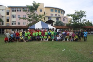 SEBAHAGIAN peserta Kejohanan Futsal Piala PPK Penaga bergambar kenang-kenangan bersama piala dimenangi masing-masing di sini baru-baru ini.