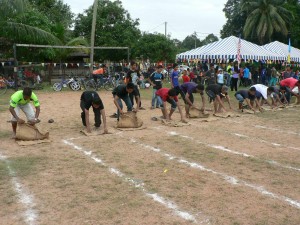 GOLONGAN belia turut tidak melepaskan peluang mencuba sukan tradisi ‘lari dalam guni’ dalam penganjuran program JOM Geng Kita - Sukan rakyat di Padang Awam Pasir Gebu di sini baru-baru ini.