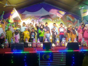 KIBARAN Jalur Gemilang simbolik sambutan Merdeka Raya oleh anak-anak yatim dan para penyumbang pada penganjuran Karnival Mahabbah di sini baru-baru ini.