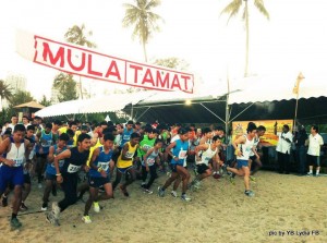 PARA peserta larian pantai bersemangat memulakan larian bersempena penganjuran Penang Beach Carnival di sini baru-baru ini.