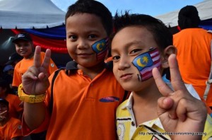 GOLONGAN kanak-kanak juga tidak melepaskan peluang menyertai sambutan Hari Malaysia di Bukit Bendera.