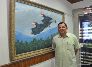 SALAH seorang anggota perhidmatan awam bergambar kenang-kenangan dengan lukisan bertajuk, A Pair Of Hornbills bersempena Majlis Perasmian Permanent Collection Of The Penang State Art Gallery di Balai Seni Lukis Negeri Pulau Pinang di sini baru-baru ini.