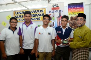 ABDUL Malik Abul Kassim (kanan sekali) bergambar kenang-kenangan bersama usahawan-usahawan dari Usahawan Mahasiswa Pulau Pinang bersempena majlis pelancarannya baru-baru ini.  