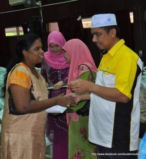 PEGAWAI Penyelaras KADUN Sungai Acheh, Mohd. Kamil Abu Bakar (kanan sekali) menyampaikan sumbangan kepada salah seorang penerima pada majlis penyampaian peringkat Daerah Seberang Perai Selatan.