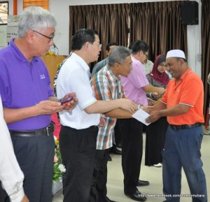 TIMBALAN Ketua Menteri I, Datuk Mansor Othman (dua dari kiri) sambil ditemani Ketua Menteri menyampaikan sumbangan kepada penerima bagi peringkat daerah Seberang Perai Tengah.