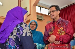 SPEAKER Dewan Undangan Negeri, Datuk Abdul Halim Hussain (kanan sekali) mendengar penjelasan daripada salah seorang penerima pada majlis penyampaian peringkat Daerah Barat Daya.