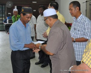 PEGAWAI Penyelaras KADUN Permatang Berangan, Arshad Md. Salleh (kanan sekali) dan Pegawai Daerah Seberang Perai Utara, Jusni Ismail (dua dari kanan) menyampaikan sumbangan kepada penerima peringkat daerah berkenaan.