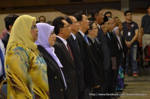 YANG diPertua Majlis, Ketua-ketua Jabatan Kerajaan Negeri berdiri tegap bagi menyanyikan lagu Negaraku pada Majlis Perhimpunan Anggota Perkhidmatan Awam Negeri Pulau Pinang Bersama Y.A.B Ketua Menteri di sini baru-baru ini.