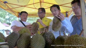 LAW Choo Kiang (dua dari kanan) dan Abdul Halim Hussain (dua dari kiri) memilih durian untuk dirasa bersempena Majlis Perasmian Pesta Durian dan Buah-buahan di Anjung Indah di sini baru-baru ini.