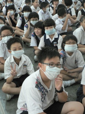 SEBAHAGIAN murid SJK (C) Li Hwa memakai topeng penutup mulut dan hidung yang diedarkan pihak MPSP.  