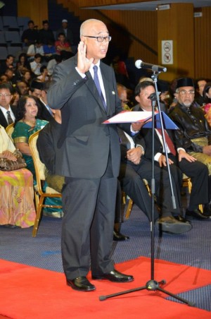 PHEE Boon Poh ketika mengangkat sumpah terima jawatan sebagai Ahli Majlis Mesyuarat Kerajaan Negeri Pulau Pinang di sini semalam.