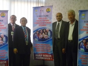 Phee bon Poh (kanan sekali) bergambar bersamasama Dr. Lailanor Ibrahim (dua dari kiri) selepas pelancaran Kajian sokongan Terhadap Pelaksanaan PENBAR di sini baru-baru ini.