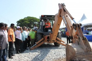 LIM Guan Eng menaiki jentolak sebagai simbolik Majlis Pecah Tanah Taman Tugu Kota Demokrasi Bagan, baru-baru ini.