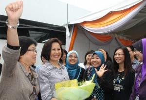 ISTERI kepada Ketua Menteri, Betty Chew (depan, dua dari kiri) disambut dengan penuh meriah pada penganjuran program Women @ Osram: Gender Awarenesss.