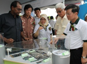 TETSURO Kai (dua dari kiri), Chow Kon Yeow (kanan sekali), Phee Boon Poh (dua dari kanan) dan Ar. Patahiyah Ismail (tiga dari kanan) meninjau salah sebuah gerai di tapak pameran bersempena Majlis Pelancaran Program Pelaksanaan Pengumpulan Sisa Buangan Elektrik dan Elektronik (E-Waste) di sini baru-baru ini