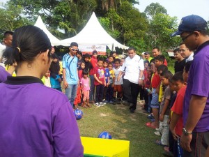 MOHD. Tuah Ismail (berbaju putih) tidak melepaskan peluang menyepak bola ke gawang mini pada program Aura Euro 2012 di Taman Rekreasi Pondok Upeh di sini baru-baru ini.